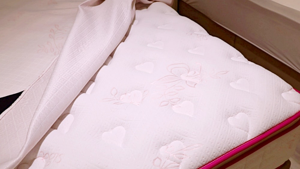 新北床墊推薦｜八鐘頭睡眠名床新莊門市：台灣製無毒水性膠&中鋼獨立筒，真材實料工廠直營