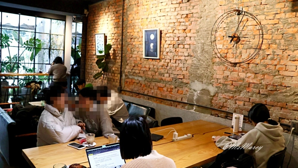 長春路咖啡廳｜KONZY KAVA評論：滿250的不限時咖啡廳，低調好空間