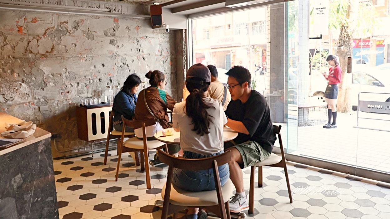 苓雅區咖啡廳｜The Light x Coffee Art n Design：網美風藝術咖啡廳升級了！