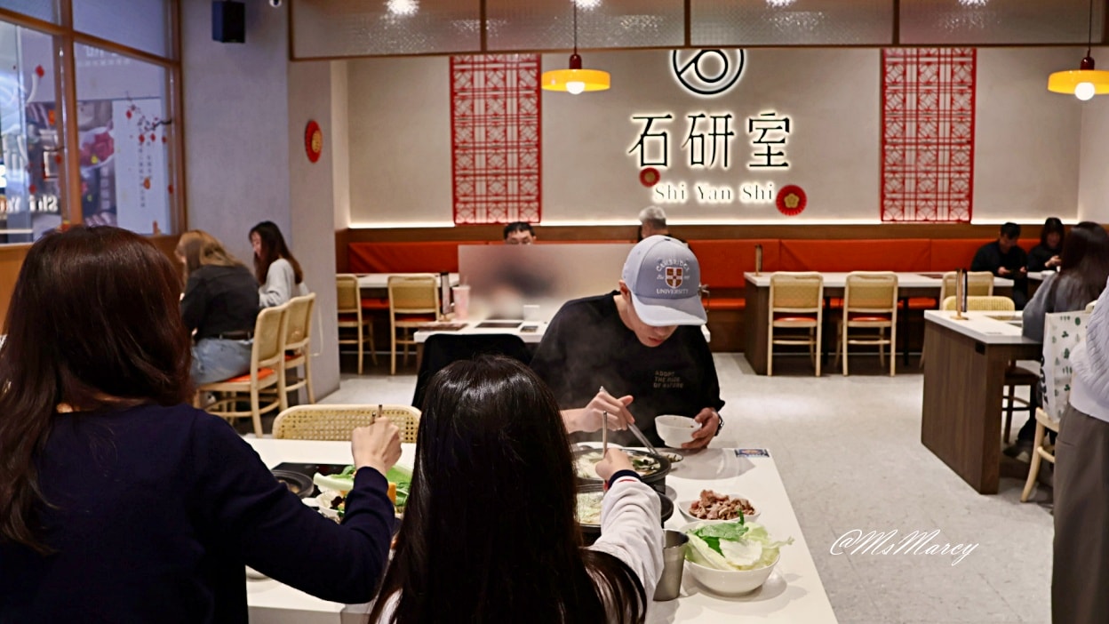 裕隆城火鍋推薦｜石研室爆炒石頭火鍋評論：桌邊爆炒台式鍋底菜單