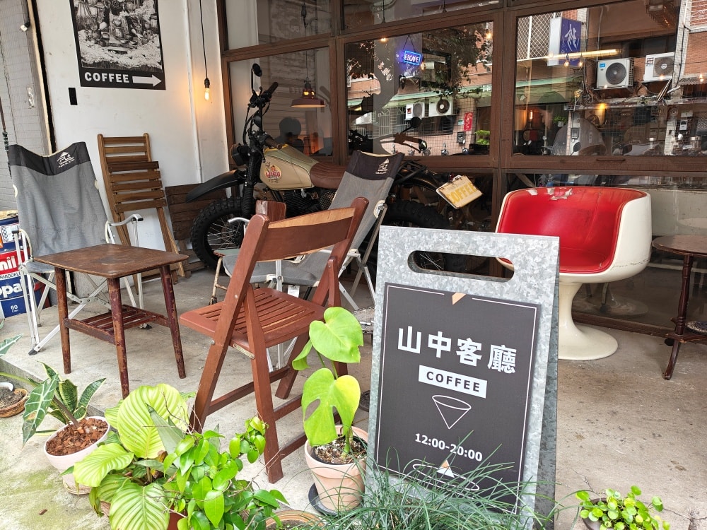 萬隆咖啡廳｜山中客廳：咖啡甜點鹹食和超可愛店狗麗華韭菜