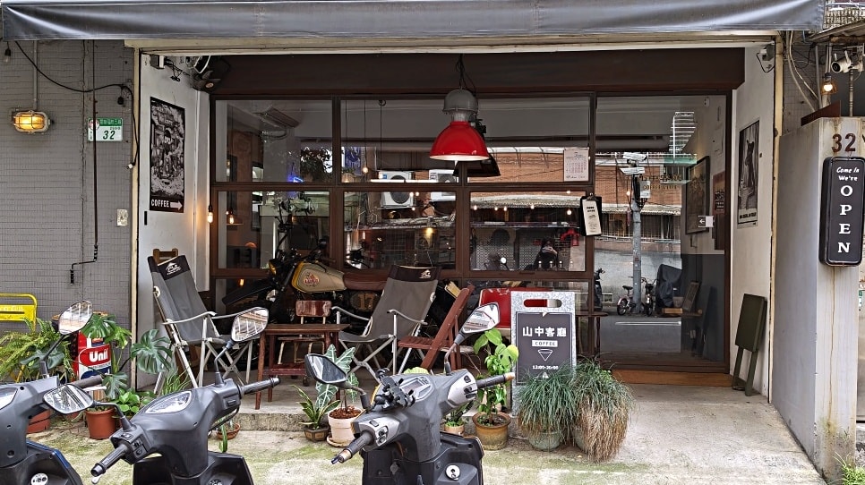 萬隆咖啡廳｜山中客廳：咖啡甜點鹹食和超可愛店狗麗華韭菜