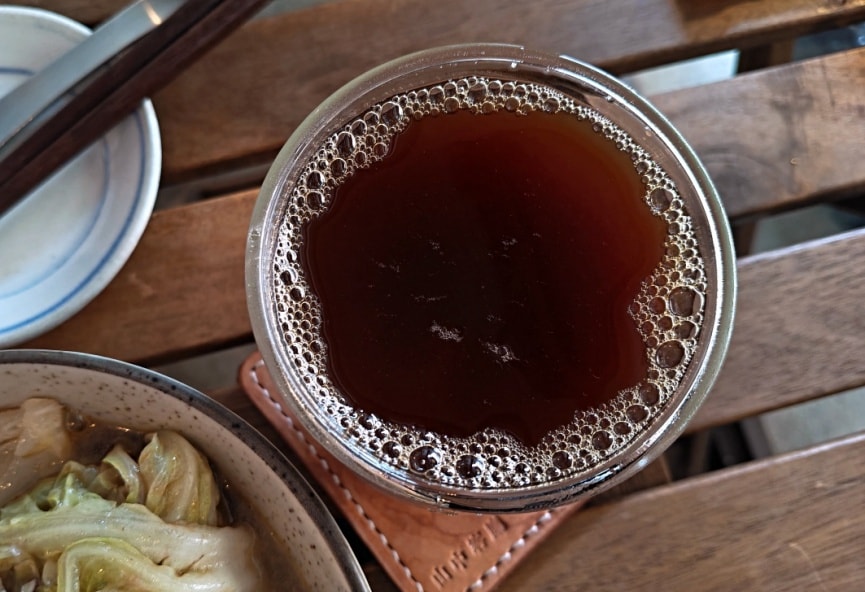萬隆咖啡廳｜山中客廳：咖啡甜點鹹食和超可愛店狗麗華韭菜