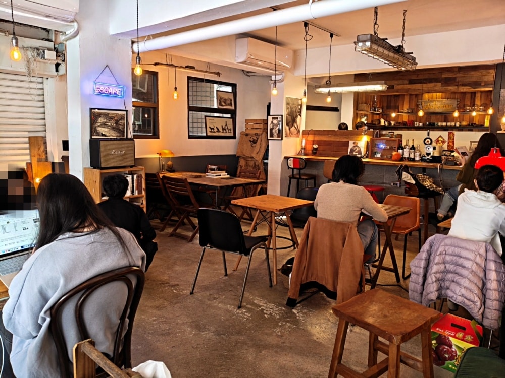 萬隆咖啡廳｜山中客廳：咖啡甜點鹹食和超可愛店狗麗華韭菜
