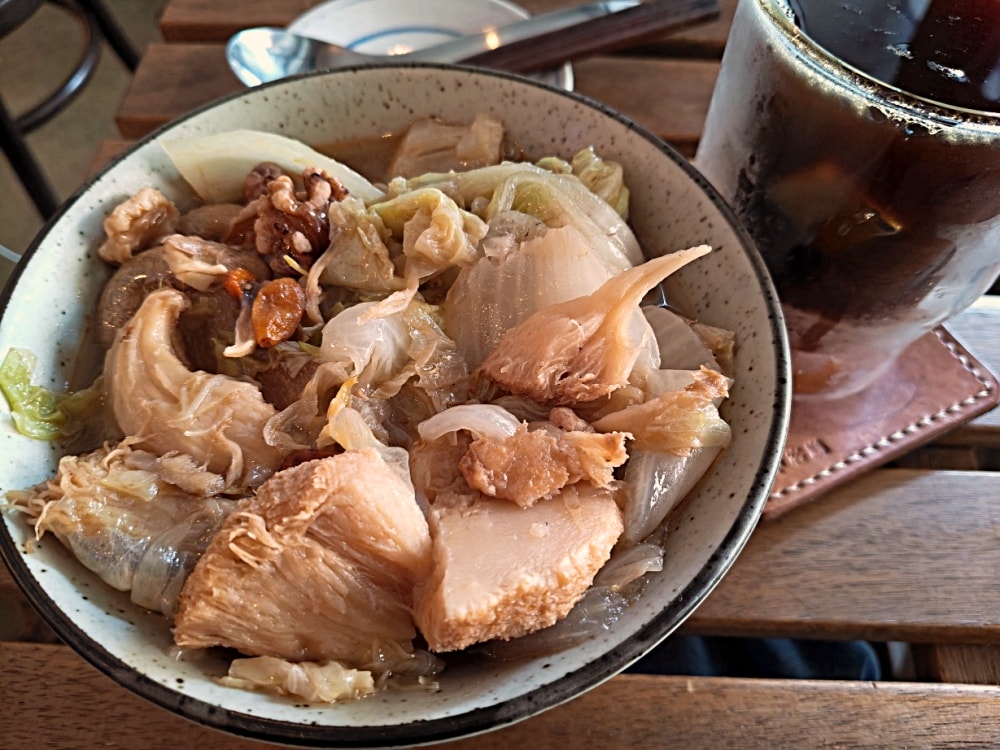 萬隆咖啡廳｜山中客廳：咖啡甜點鹹食和超可愛店狗麗華韭菜