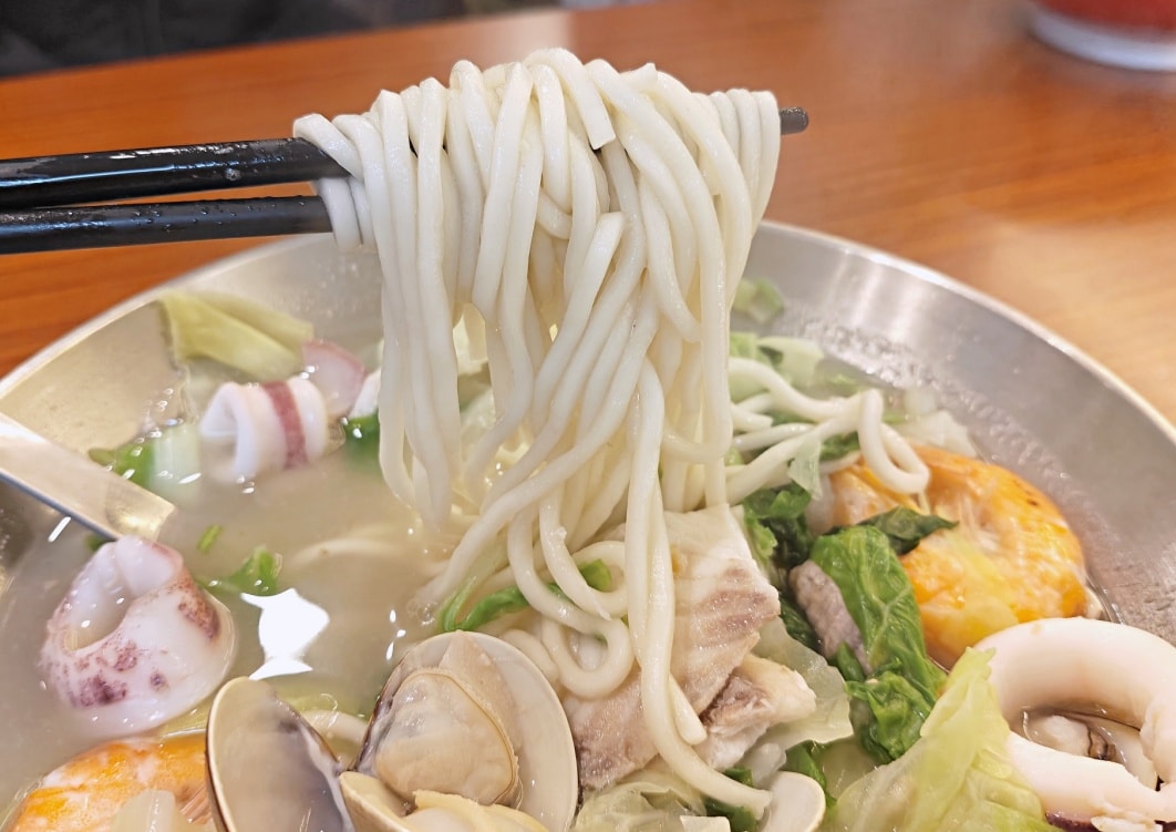 忠孝敦化平價美食|湯之味海鮮麵評論:上班族午餐排隊店 - 第9張圖 忠孝敦化平價美食|湯之味海鮮麵評論:上班族午餐排隊店