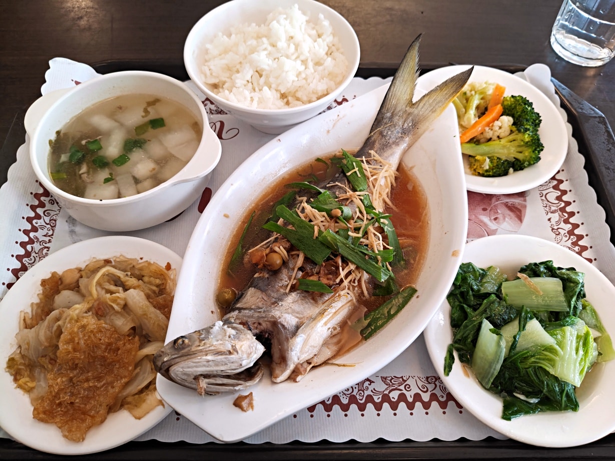 台北簡餐咖啡廳|村亭咖啡評論:近60年台式浪漫條通老店,菜單推薦鮮魚 - 第8張圖 台北簡餐咖啡廳|村亭咖啡評論:近60年台式浪漫條通老店,菜單推薦鮮魚